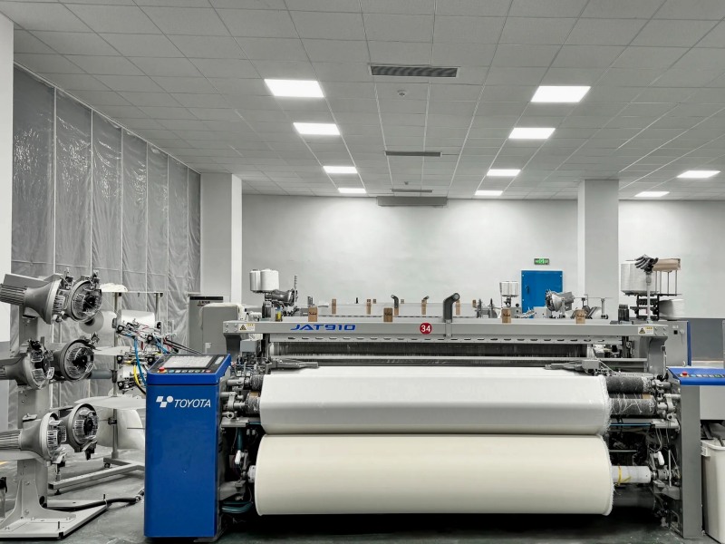 Air-jet loom hall weaving nylon and cotton stretch fabrics